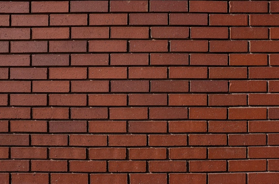 Perbandingan Bata Merah vs Hebel: Mana yang Lebih Bagus untuk Rumah Anda?